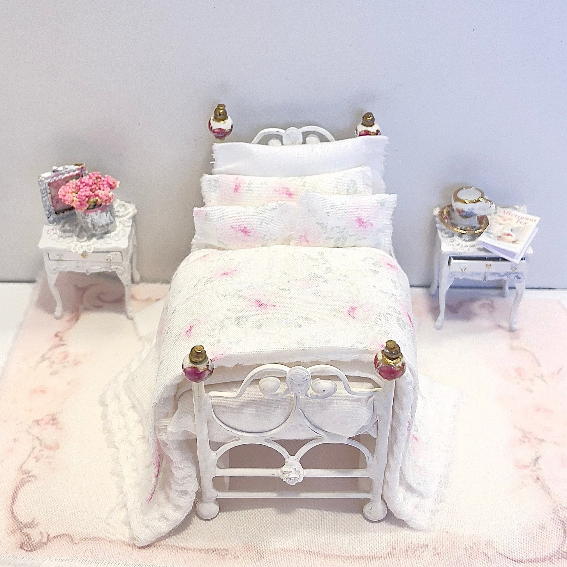 CHANTALLENA Dollhouse Accessories 1:24 Scale |  Eight Piece White Cotton Pink Roses Dollhouse Bedding Set |  Petite Rose