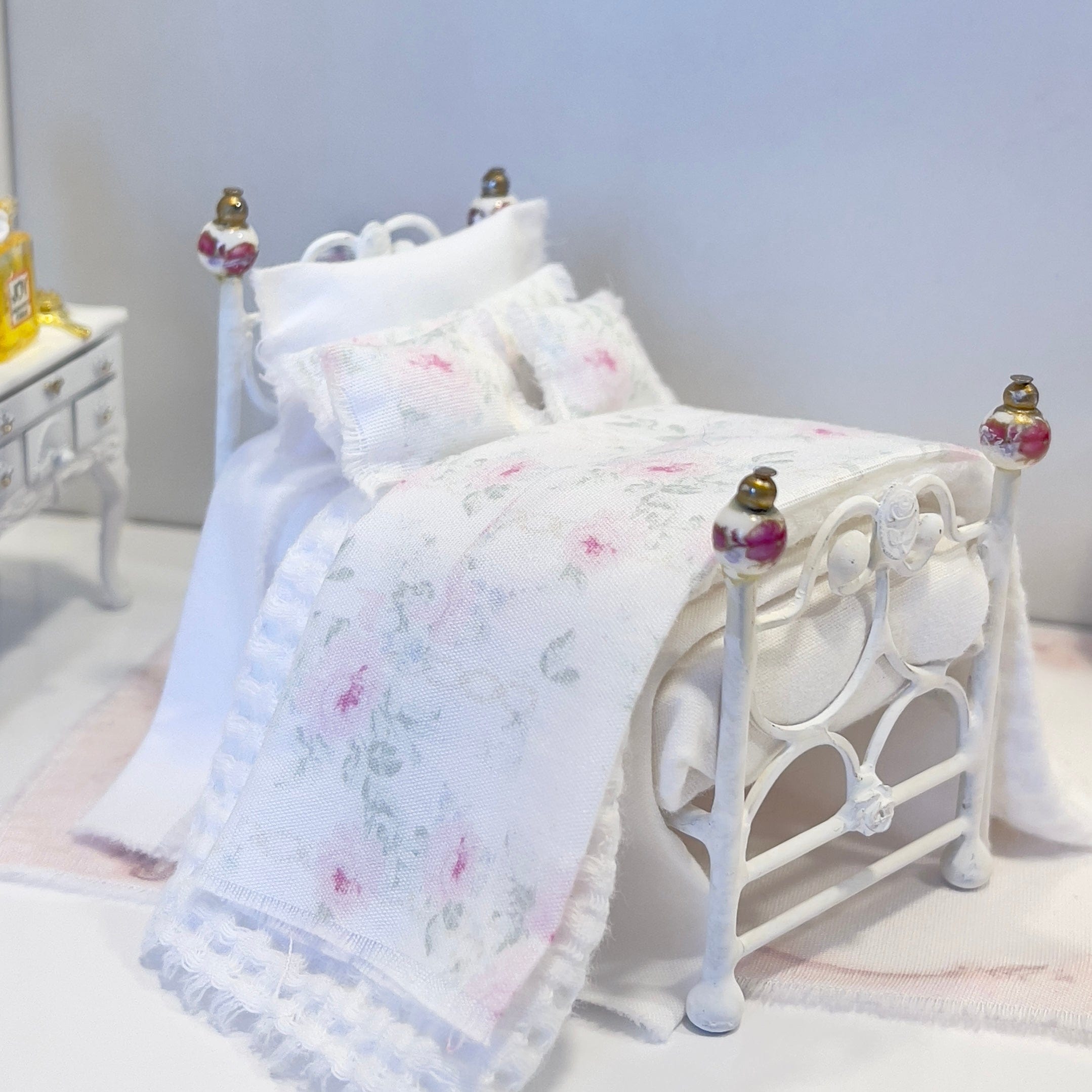 CHANTALLENA Dollhouse Accessories 1:24 Scale |  Eight Piece White Cotton Pink Roses Dollhouse Bedding Set |  Petite Rose