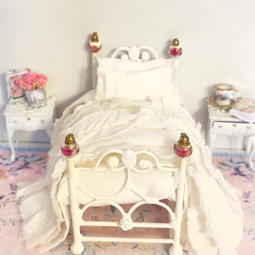 CHANTALLENA Dollhouse Accessories 1:24 Scale |  Five Piece Distressed White Cotton with Ruffled Pillows Dollhouse Bedding Set | Petite Trina