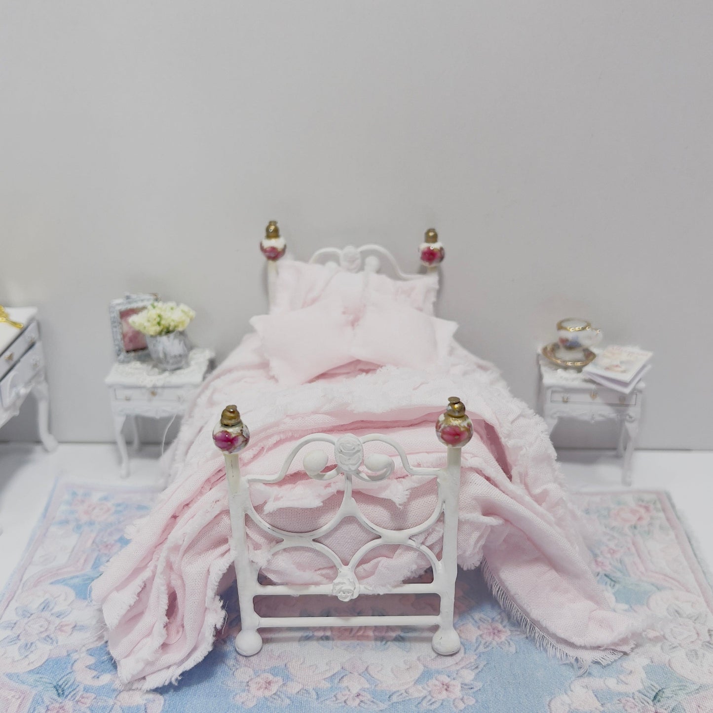 CHANTALLENA Dollhouse Accessories 1:24 Scale |  Five Piece Pink Distressed Cotton Ruffle Dollhouse Bedding Set | Petite Evie