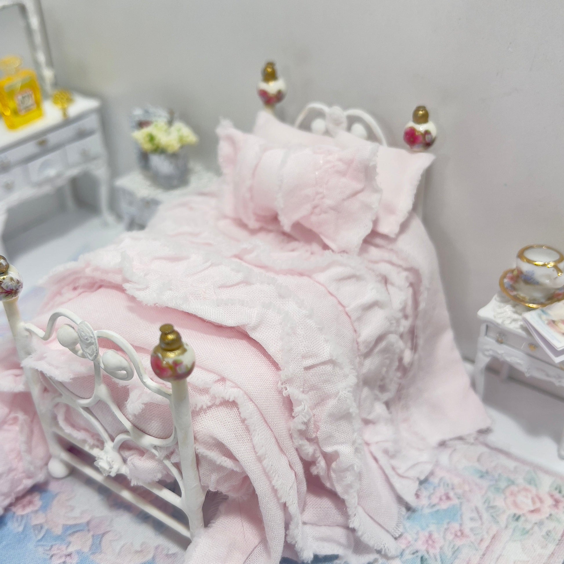 CHANTALLENA Dollhouse Accessories 1:24 Scale |  Five Piece Pink Distressed Cotton Ruffle Dollhouse Bedding Set | Petite Evie