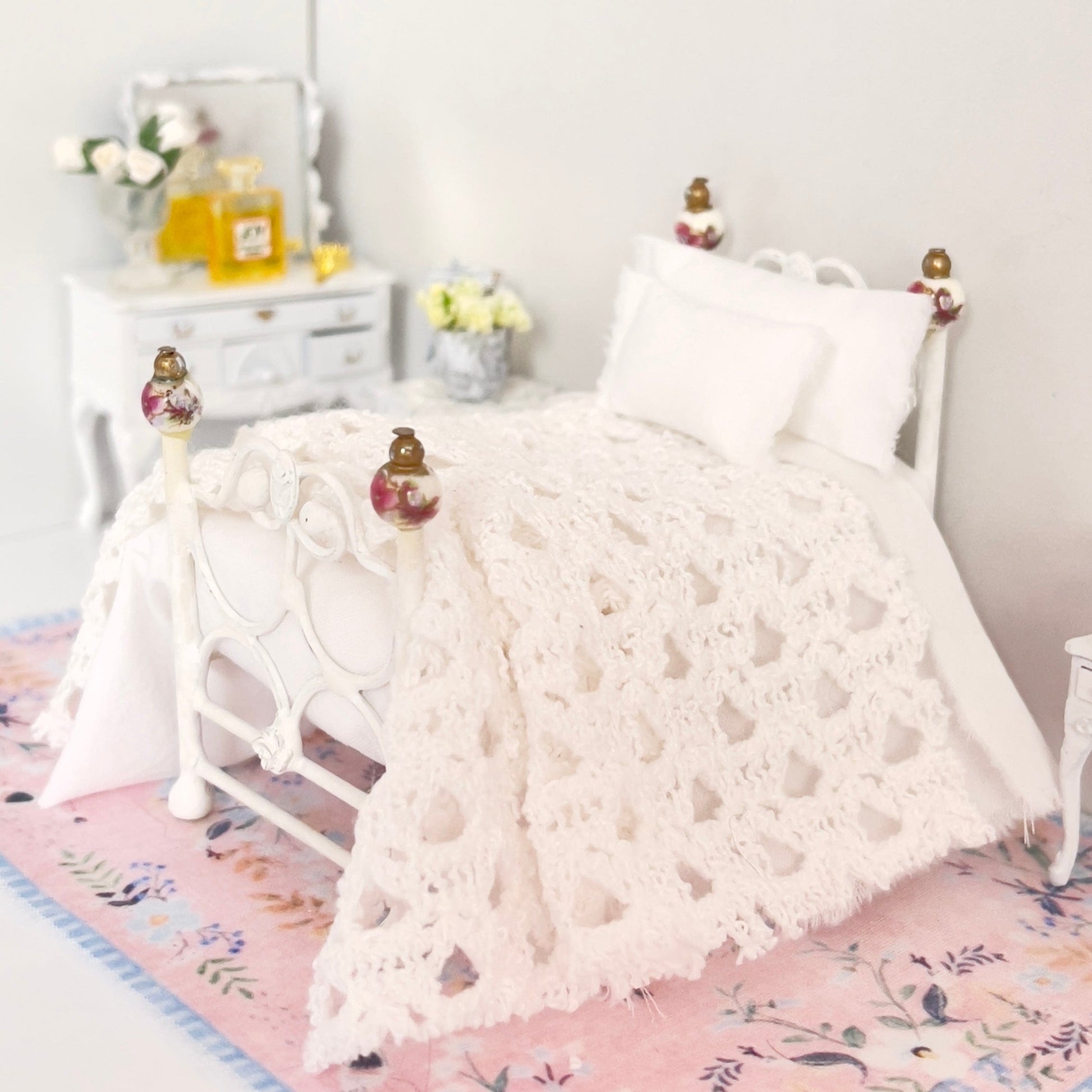 CHANTALLENA Dollhouse Accessories 1:24 Scale |  Five Piece White Cotton Crochet Knit Dollhouse Bedding Set | Petite Twyla