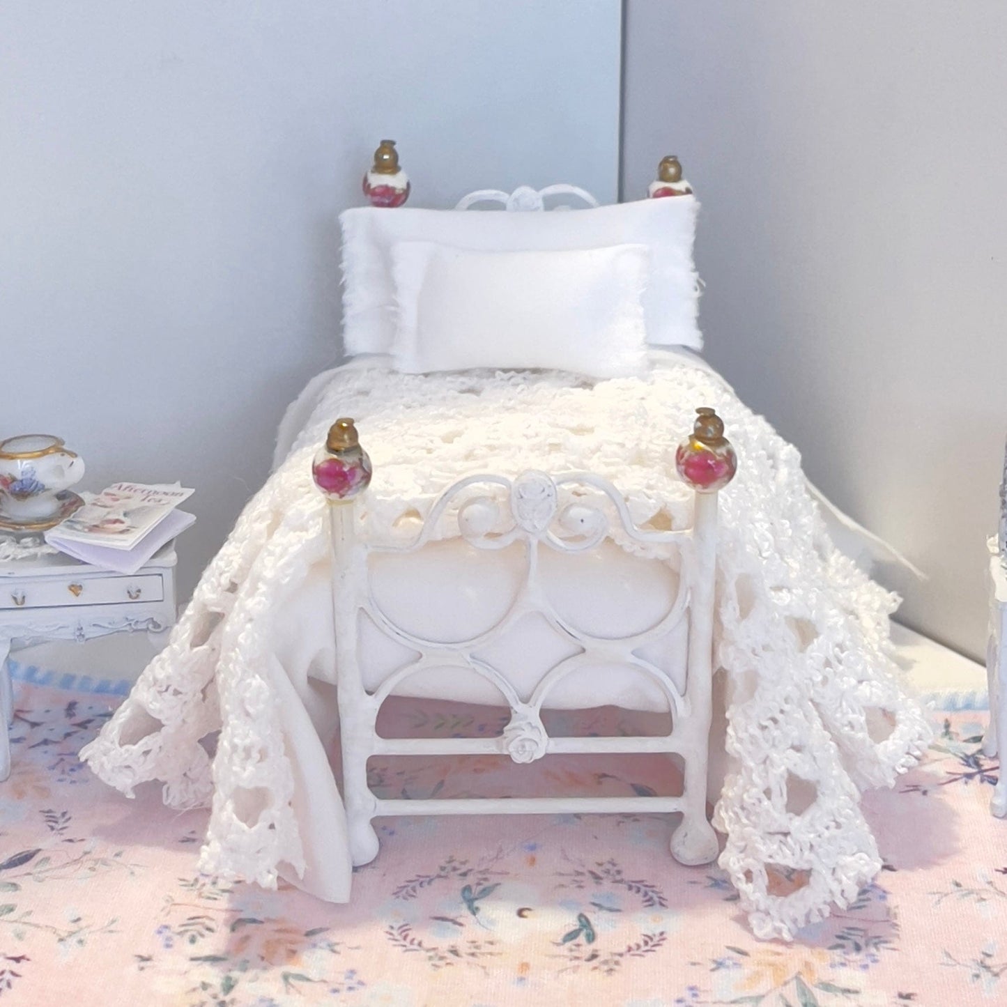 CHANTALLENA Dollhouse Accessories 1:24 Scale |  Five Piece White Cotton Crochet Knit Dollhouse Bedding Set | Petite Twyla