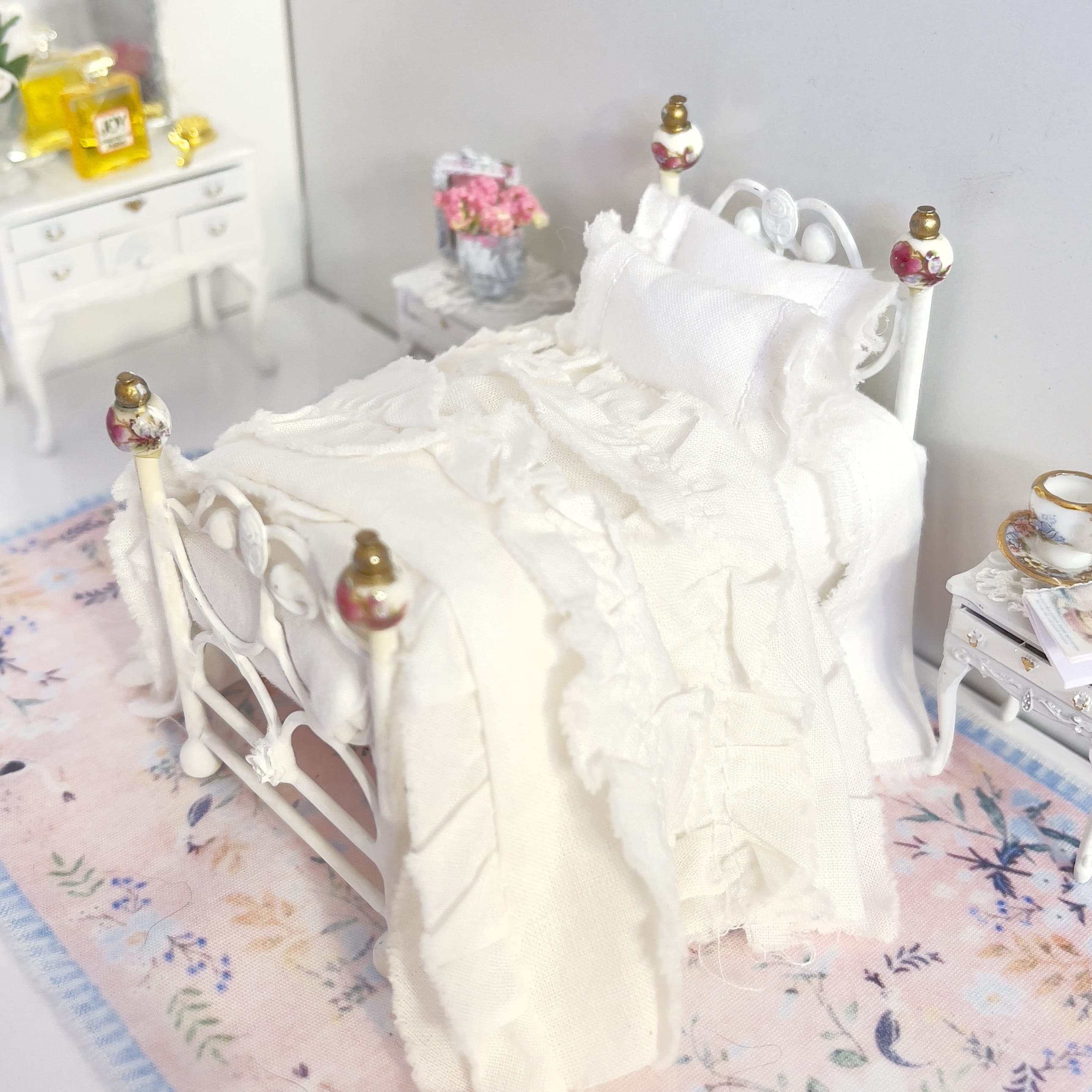 CHANTALLENA Dollhouse Accessories 1:24 Scale |  Five Piece White Distressed Cotton Ruffle Dollhouse Bedding Set | Petite Haley