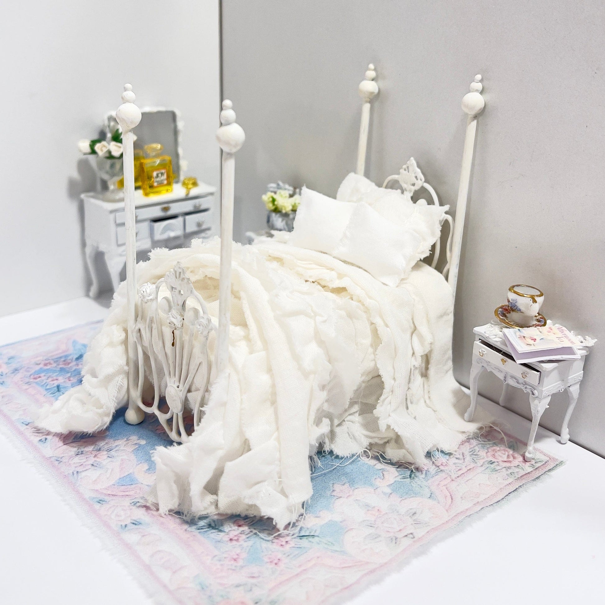 CHANTALLENA Dollhouse Accessories 1:24 Scale |  Five Piece White Distressed Cotton Ruffle Dollhouse Bedding Set | Petite Haley