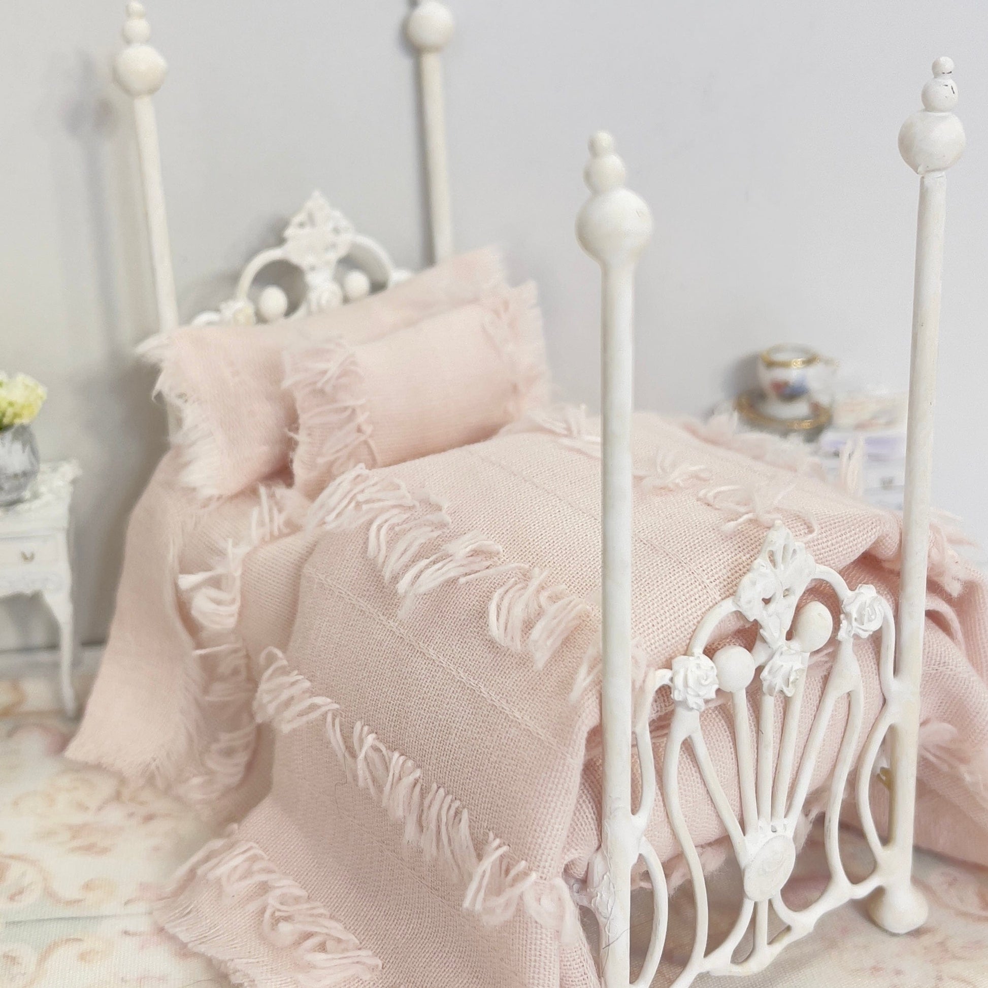 CHANTALLENA Dollhouse Accessories 1:24 Scale |Four Piece Dusty Pink Textured Cottone Dollhouse Bedding Set | Petite Dustie