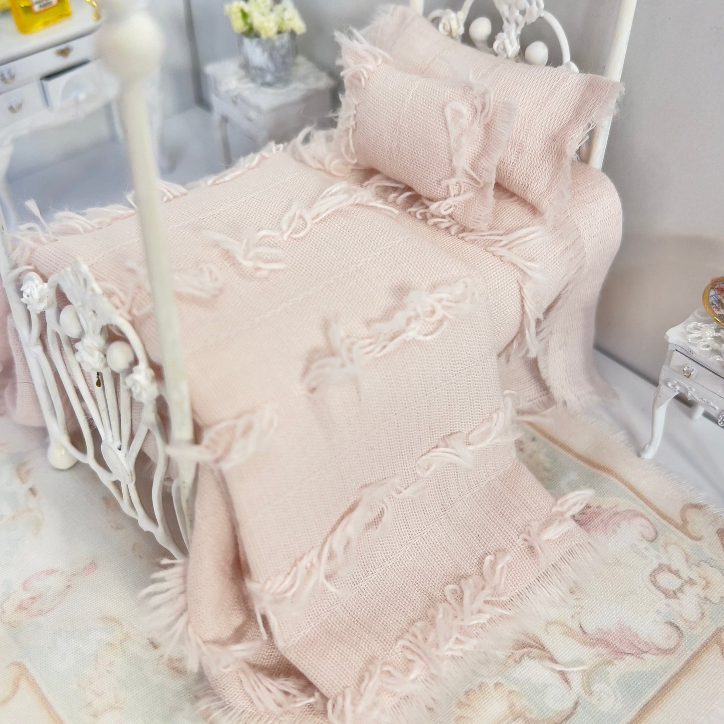 CHANTALLENA Dollhouse Accessories 1:24 Scale |Four Piece Dusty Pink Textured Cottone Dollhouse Bedding Set | Petite Dustie