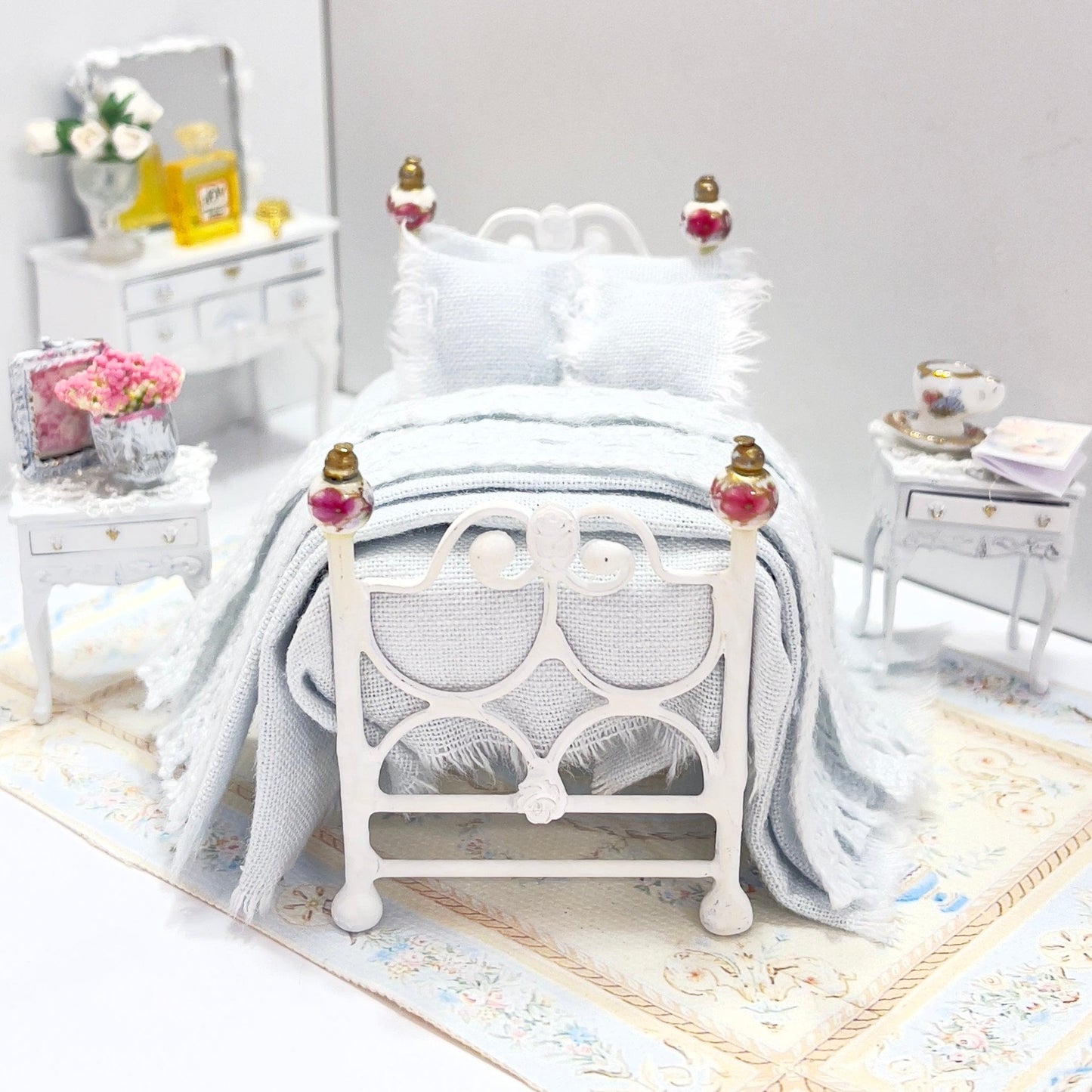 CHANTALLENA Dollhouse Accessories 1:24 Scale | Seven Piece Light Blue Linen Cotton Dollhouse Bedding Set | Petite Alea