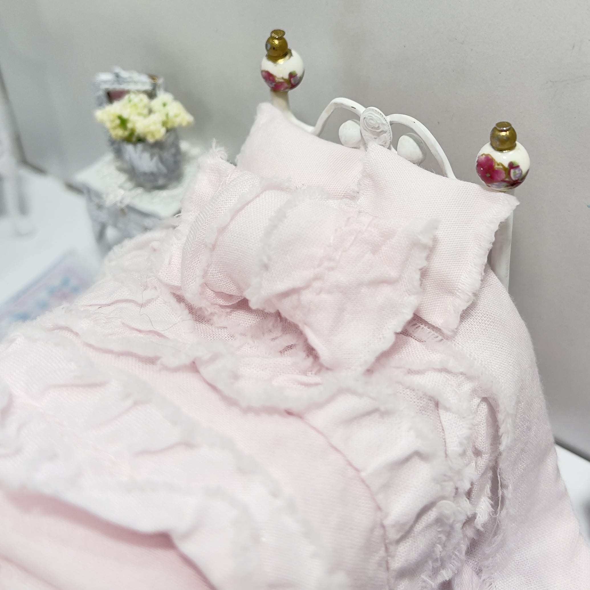 CHANTALLENA Dollhouse Accessories 1:24 Scale | Six Piece Pink Distressed Cotton Ruffle Dollhouse Bedding Set | Petite Evie