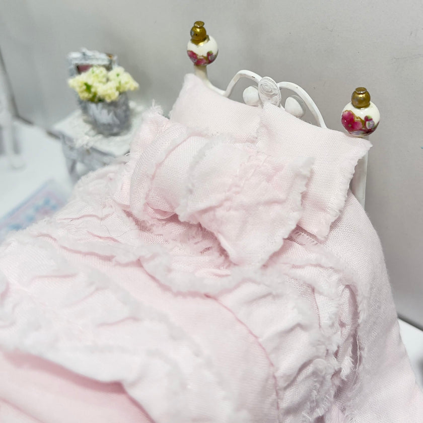 CHANTALLENA Dollhouse Accessories 1:24 Scale | Six Piece Pink Distressed Cotton Ruffle Dollhouse Bedding Set | Petite Evie