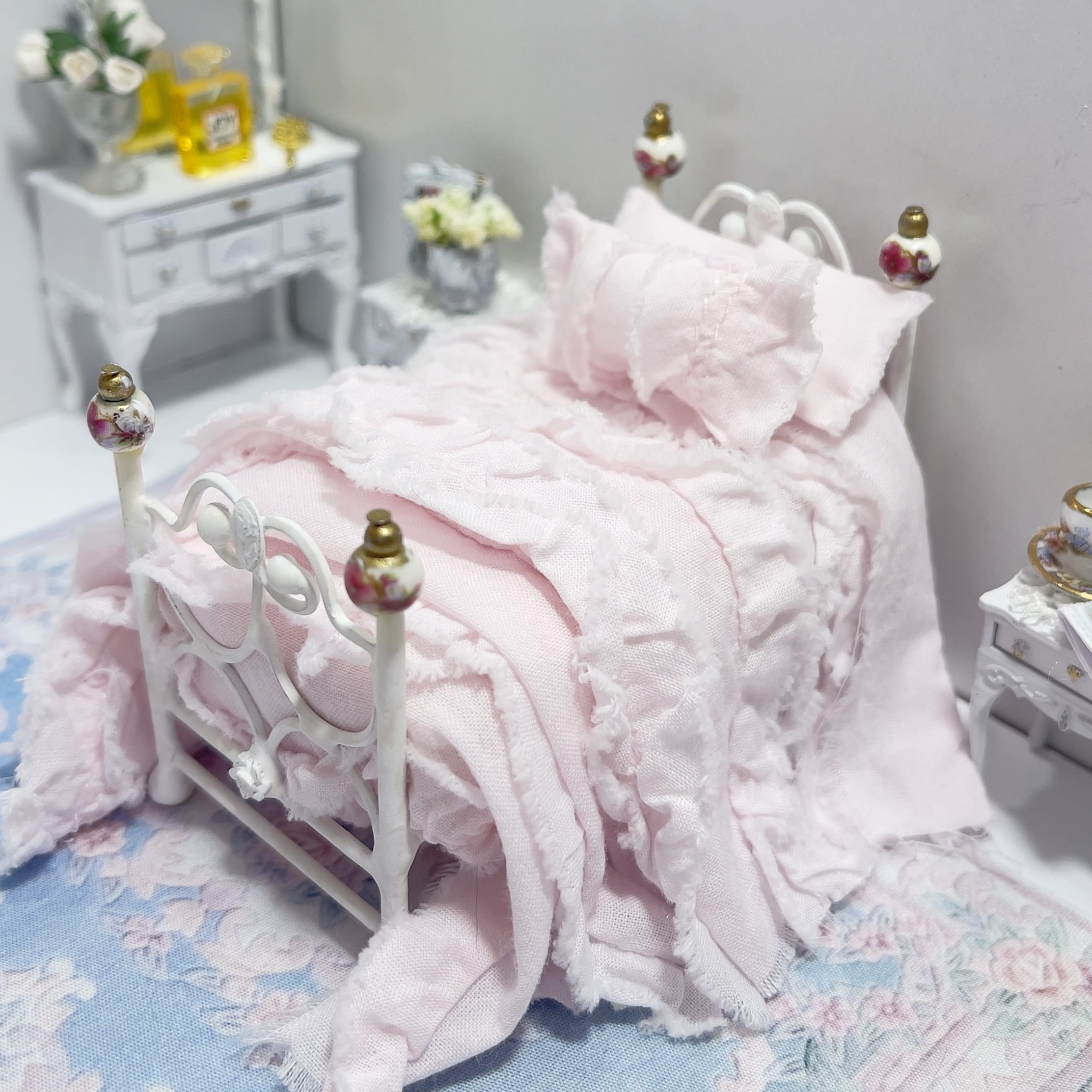 CHANTALLENA Dollhouse Accessories 1:24 Scale | Six Piece Pink Distressed Cotton Ruffle Dollhouse Bedding Set | Petite Evie