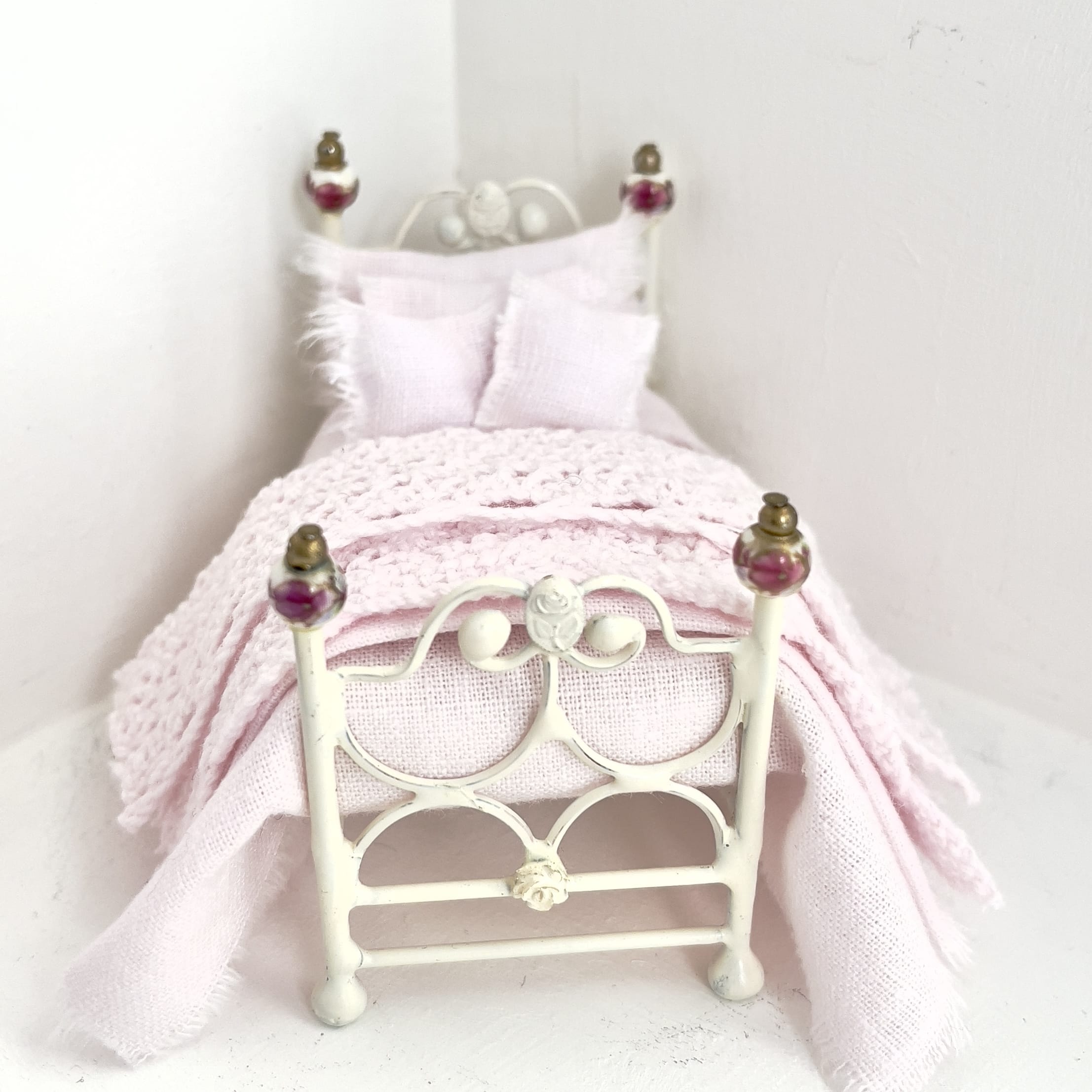 CHANTALLENA Dollhouse Accessories 1:24 Scale |  Six Piece Pink Linen Blend with Crocheted Throw Dollhouse Bedding Set | Petite Tedra