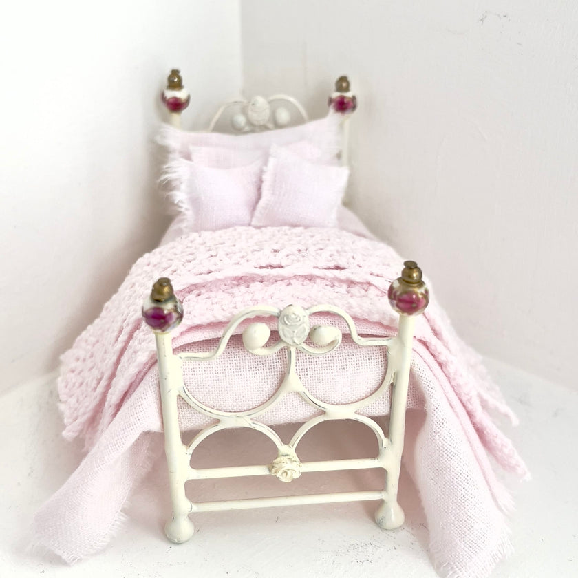 CHANTALLENA Dollhouse Accessories 1:24 Scale |  Six Piece Pink Linen Blend with Crocheted Throw Dollhouse Bedding Set | Petite Tedra