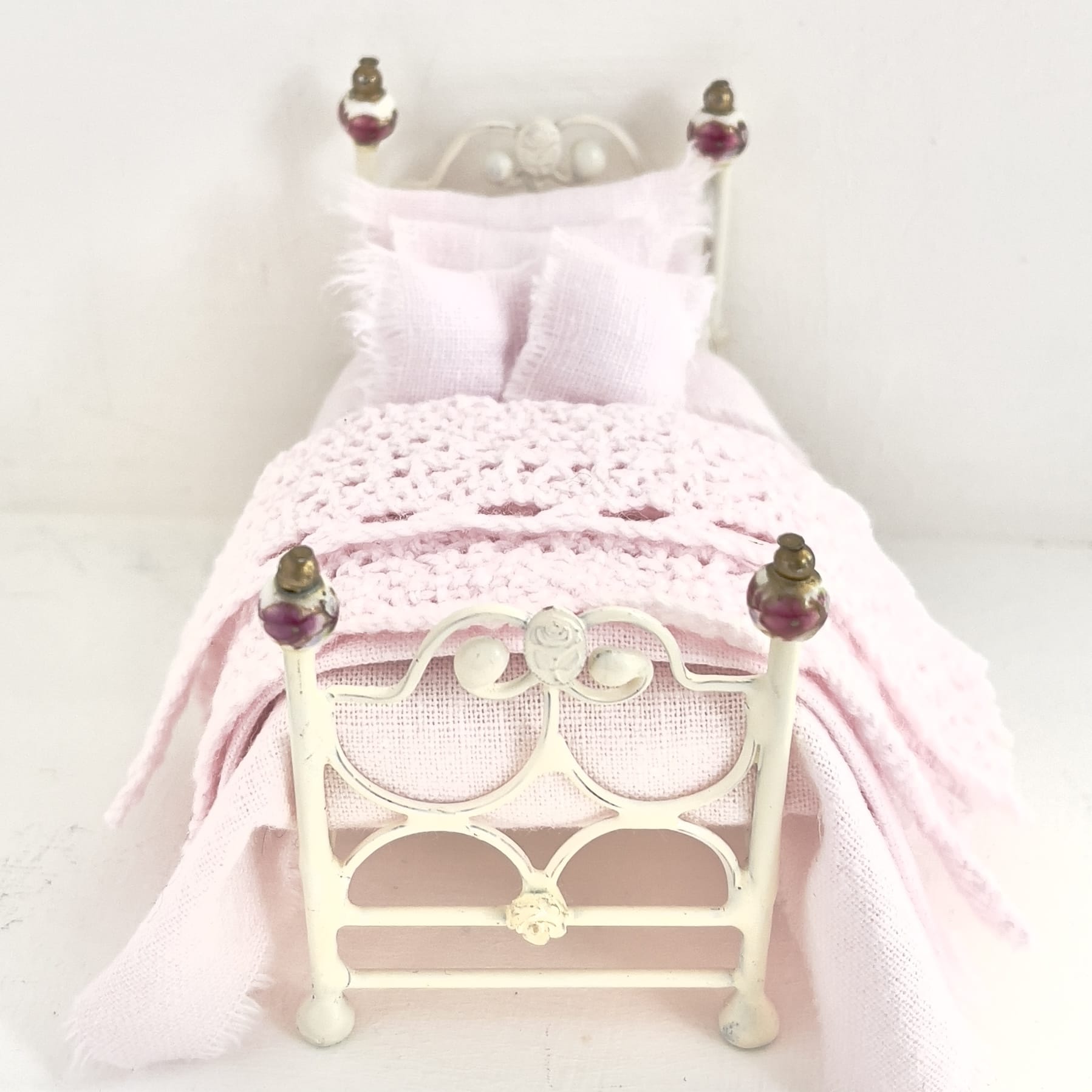 CHANTALLENA Dollhouse Accessories 1:24 Scale |  Six Piece Pink Linen Blend with Crocheted Throw Dollhouse Bedding Set | Petite Tedra