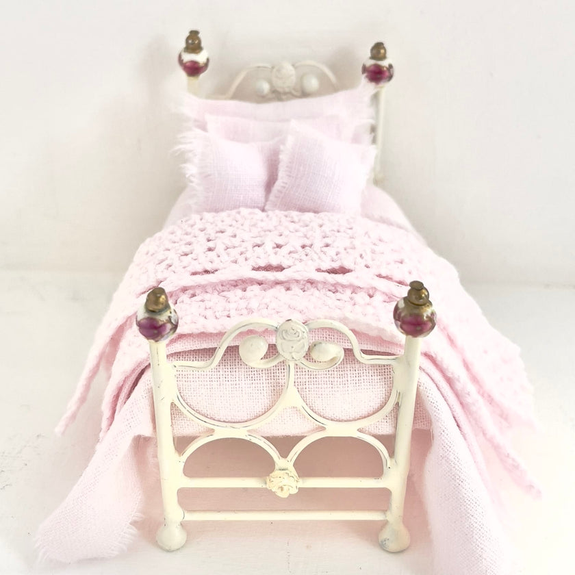 CHANTALLENA Dollhouse Accessories 1:24 Scale |  Six Piece Pink Linen Blend with Crocheted Throw Dollhouse Bedding Set | Petite Tedra