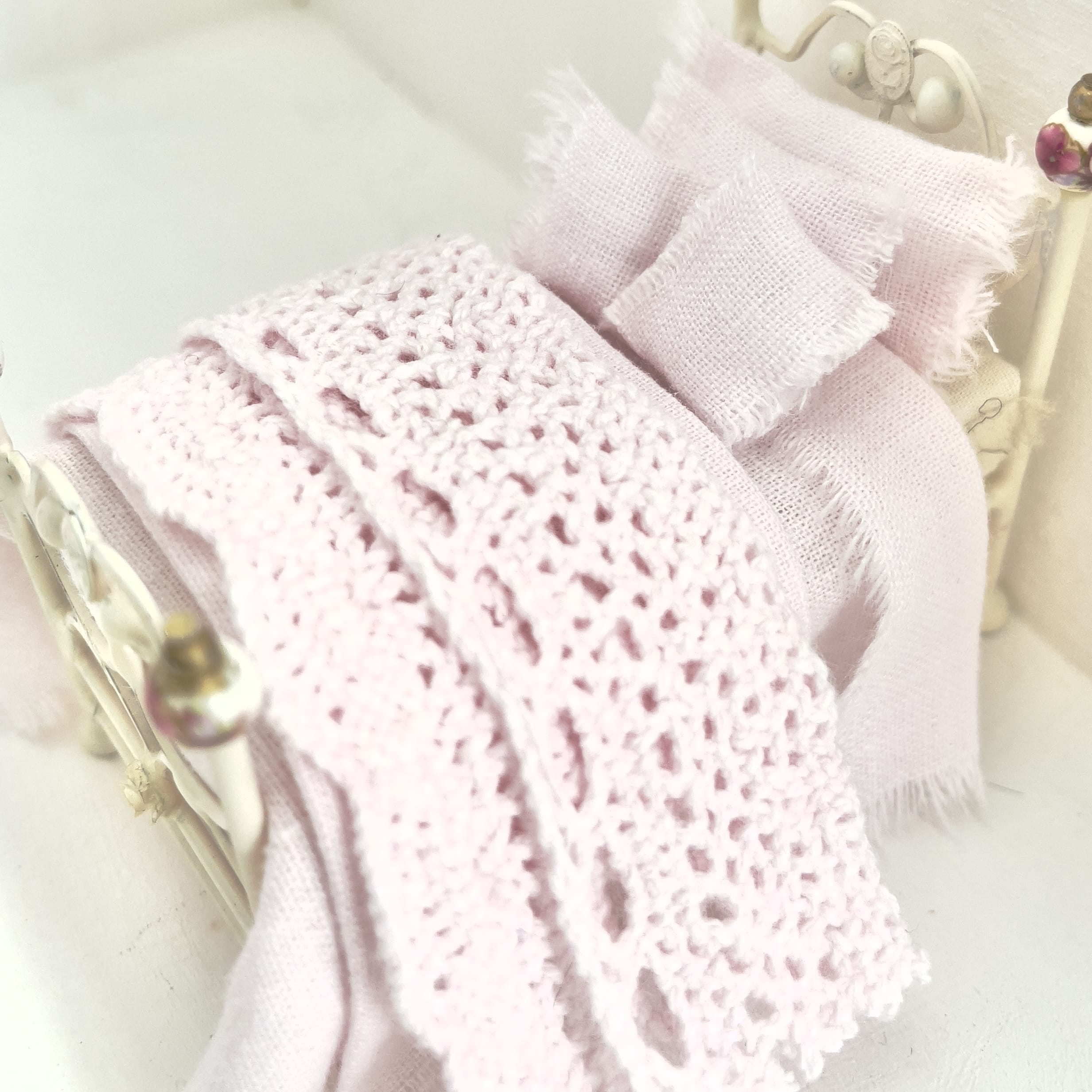 CHANTALLENA Dollhouse Accessories 1:24 Scale |  Six Piece Pink Linen Blend with Crocheted Throw Dollhouse Bedding Set | Petite Tedra