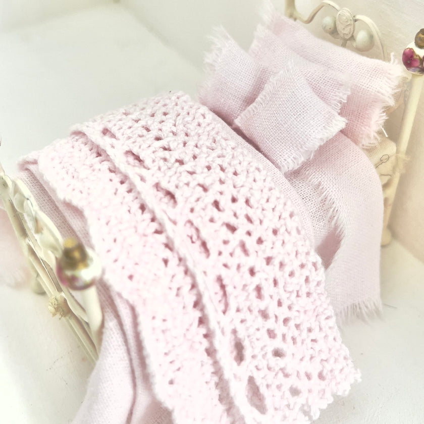 CHANTALLENA Dollhouse Accessories 1:24 Scale |  Six Piece Pink Linen Blend with Crocheted Throw Dollhouse Bedding Set | Petite Tedra