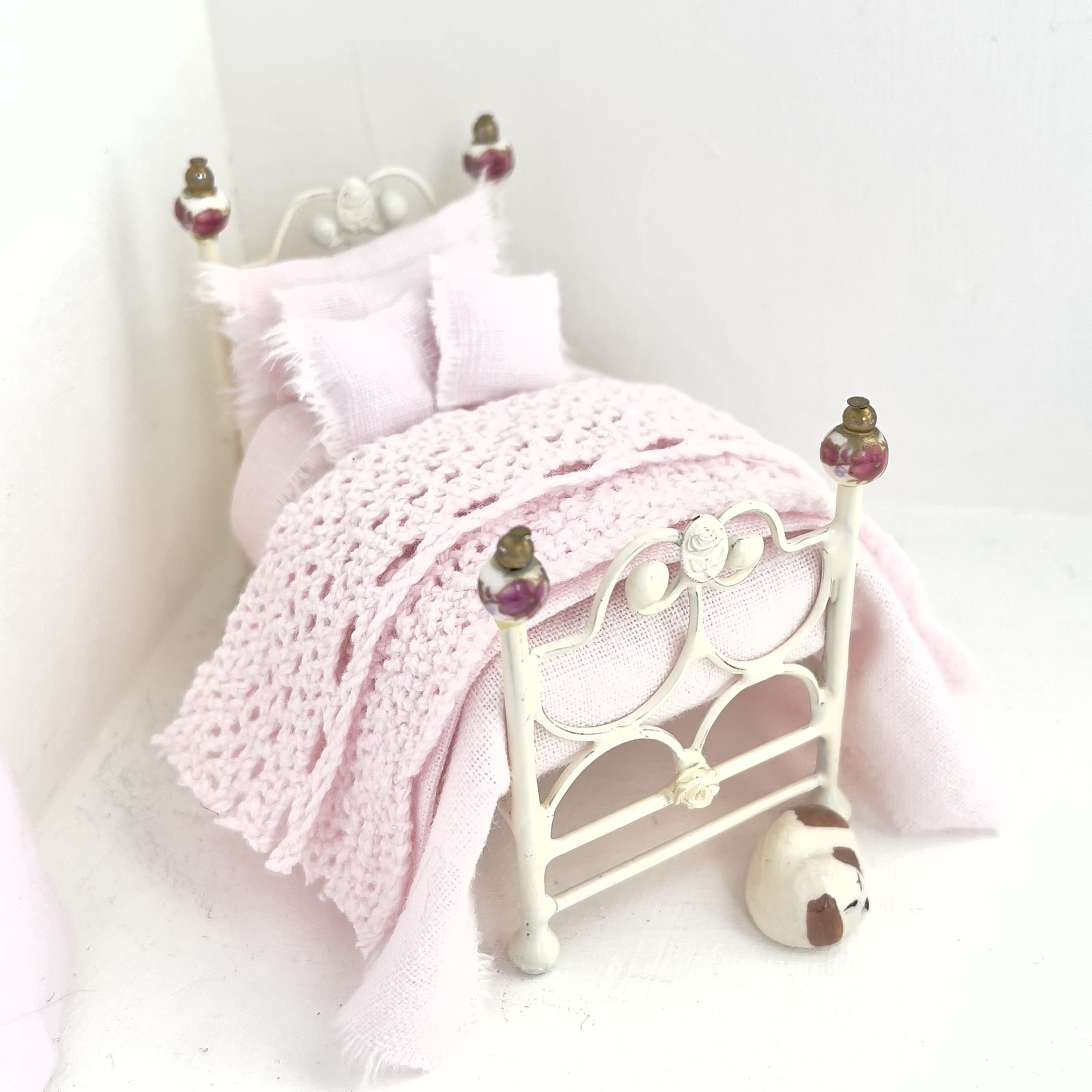 CHANTALLENA Dollhouse Accessories 1:24 Scale |  Six Piece Pink Linen Blend with Crocheted Throw Dollhouse Bedding Set | Petite Tedra
