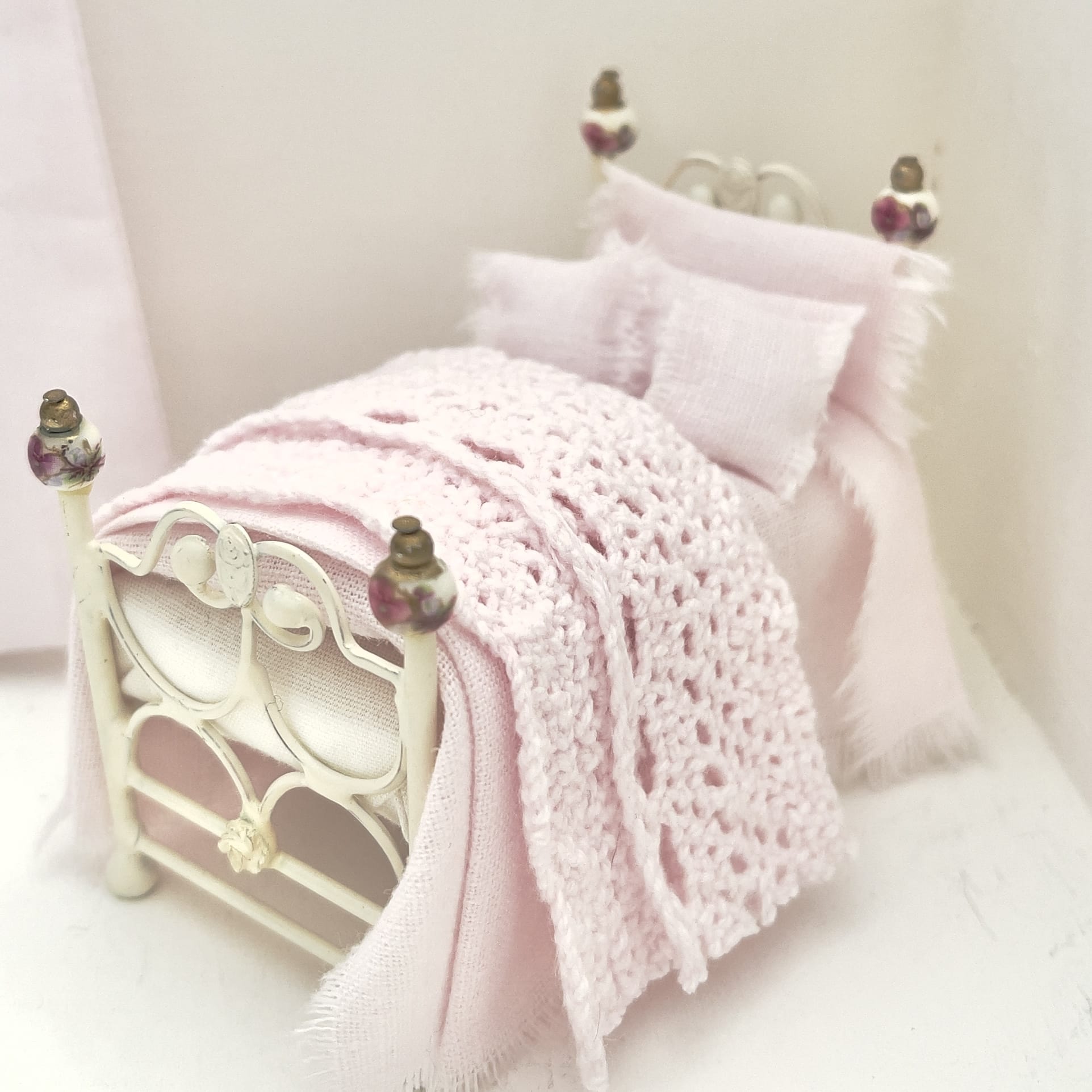 CHANTALLENA Dollhouse Accessories 1:24 Scale |  Six Piece Pink Linen Blend with Crocheted Throw Dollhouse Bedding Set | Petite Tedra