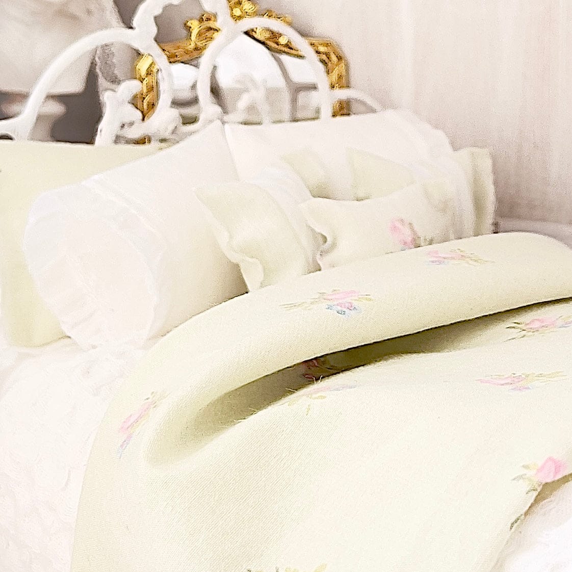 Chantallena Forever in bloom bedding sets 1:12 Scale Dollhouse Bedding Set- Hope Forever in Bloom Shabby Green and Pink Roses | Chantallena