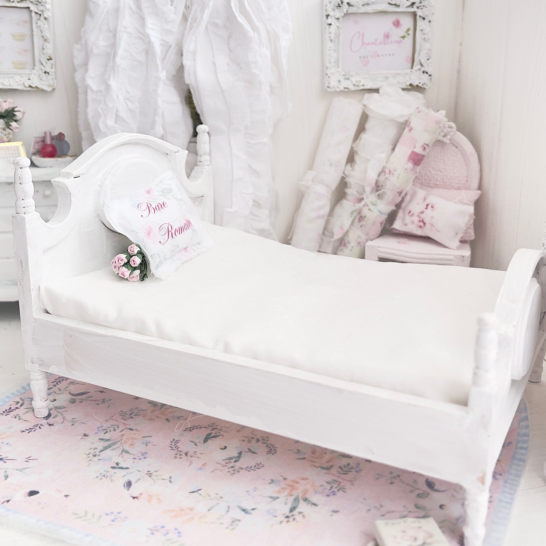 Chantallena Furniture 1:12 Scale Distressed Painted Shabby White Wooden Double Short Poster Dollhouse Bed| Unwritten Romance |Chantallena