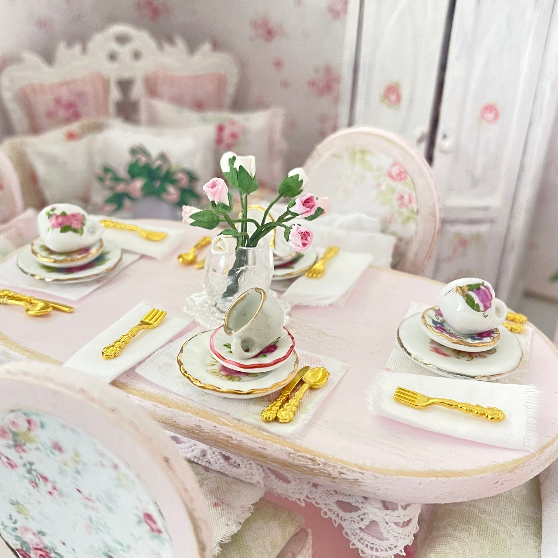 Chantallena Furniture 1:12 Scale Dollhouse Shabby Dining Table with Four Chairs- Seventh Petal Painted Furniture | Chantallena