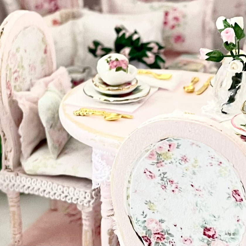 Chantallena Furniture 1:12 Scale Dollhouse Shabby Dining Table with Four Chairs- Seventh Petal Painted Furniture | Chantallena