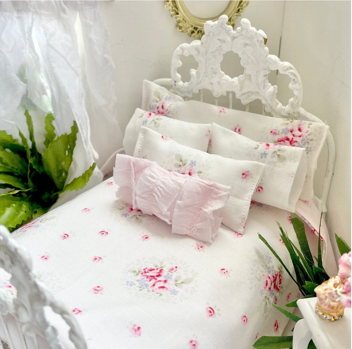Chantallena White Bed Linens Maria-Pink Roses with Ruffled Throw Dollhouse Bedding Set-1:12 Scale| Forever in Bloom |Chantallena
