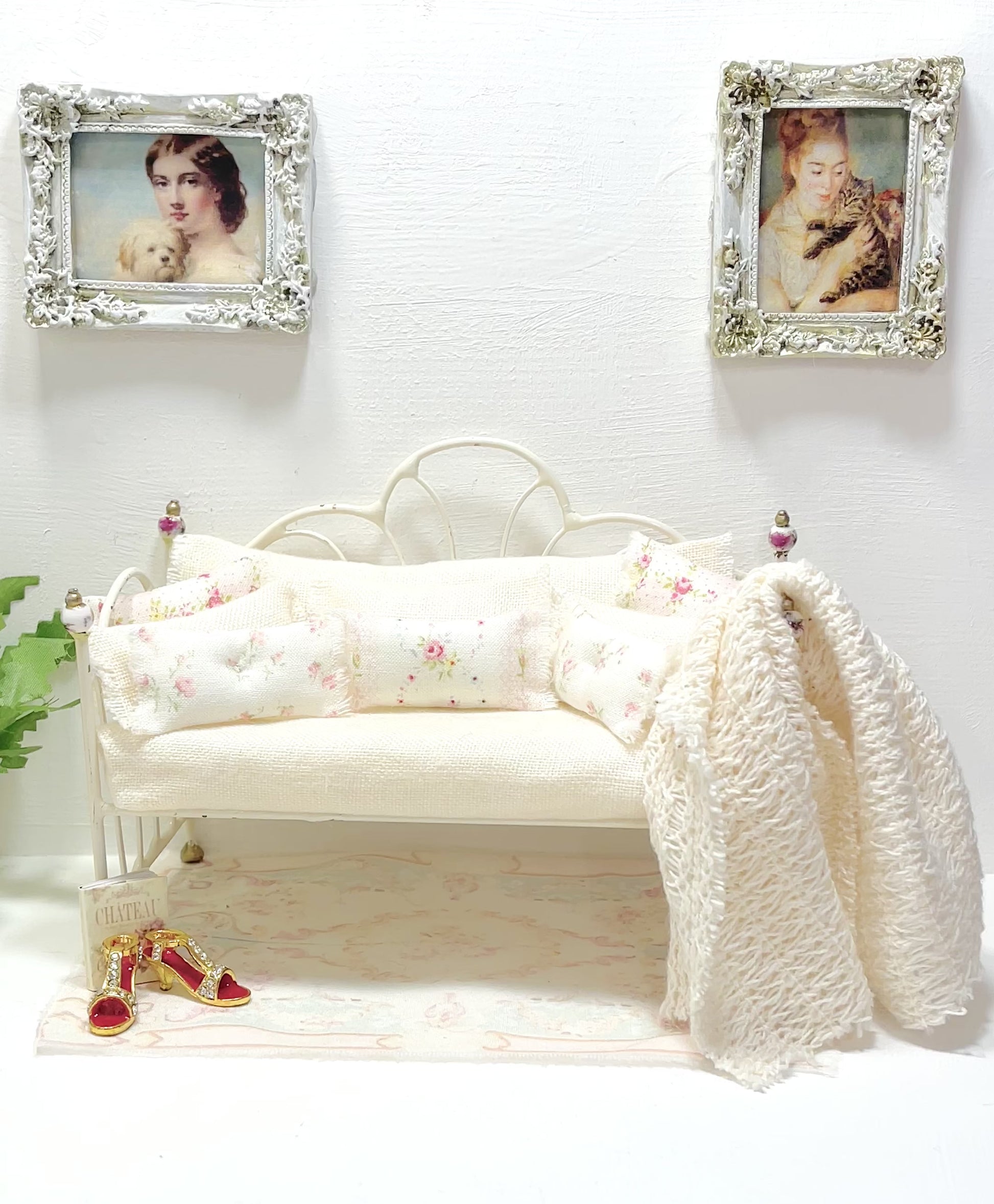 video of floralvintaghe cream daybed set from chantallena doll house