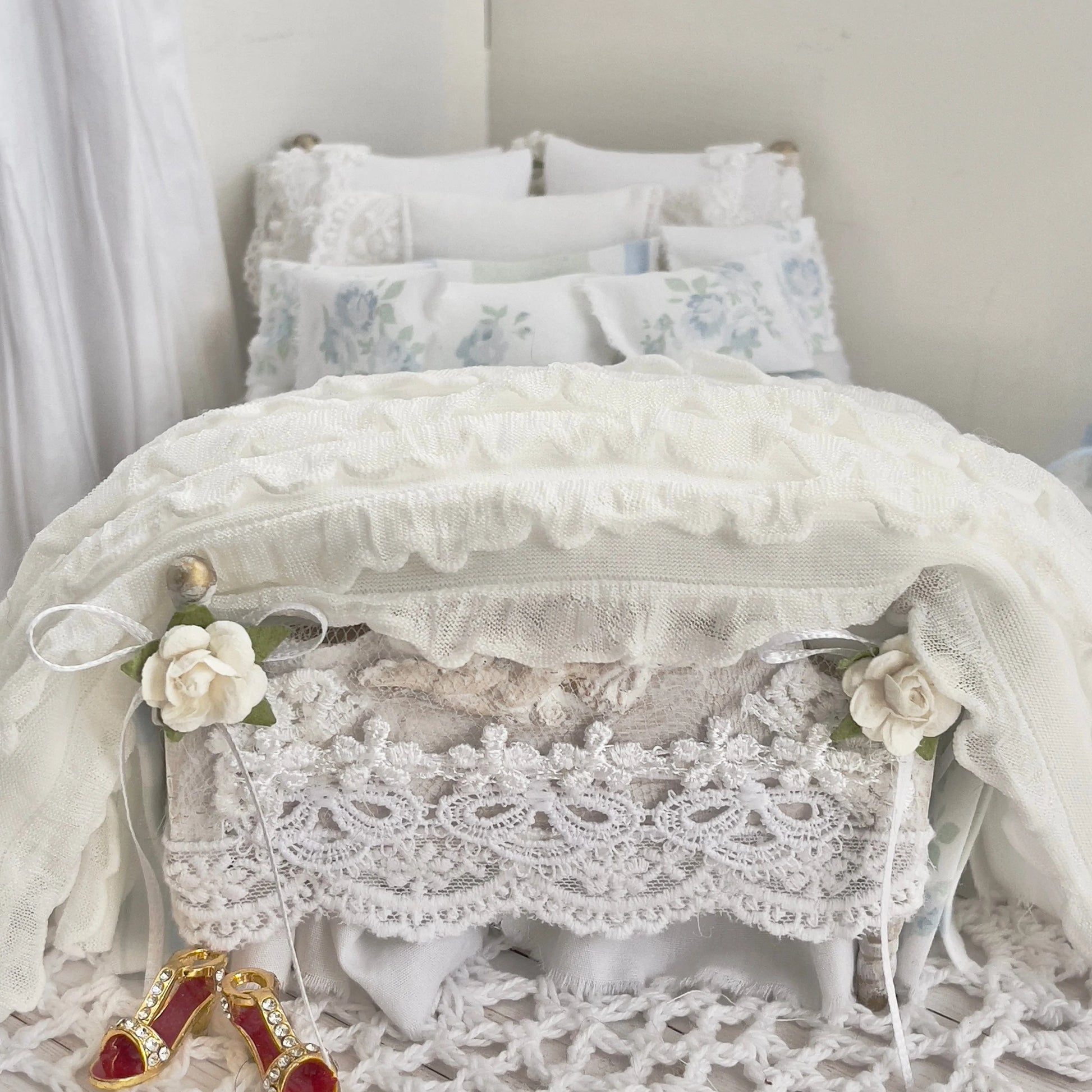 Chantallena Doll House Dressed Bed | Fifteen Piece White Cotton with Grand Pink Roses, Lace Accents, Ruffled Knit Throw | Grand Roses