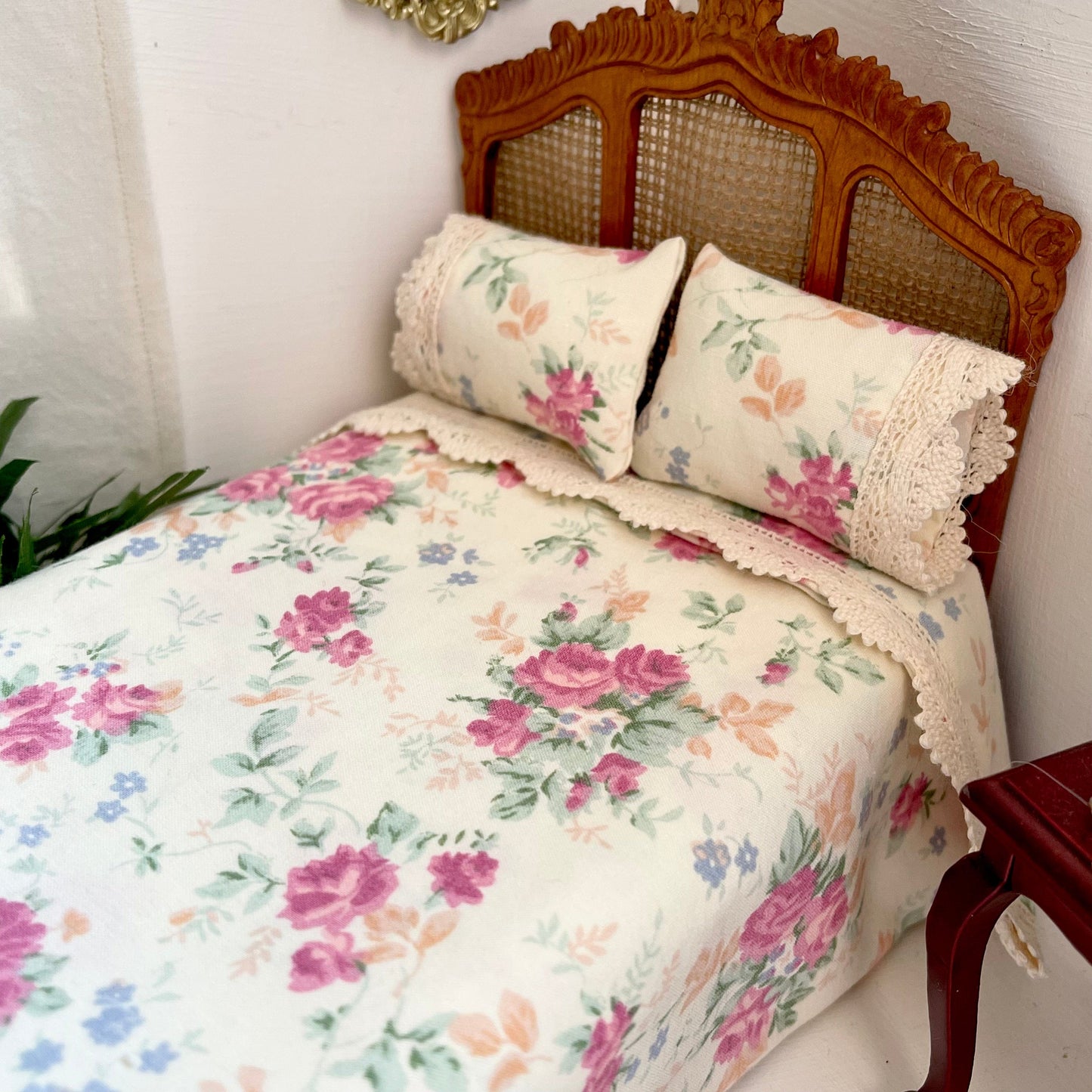 Chantallena Dollhouse Accessories Country Weekend | Pale Yellow and Red Roses Cotton Bedding Set 1:12 Scale | Kaylyn