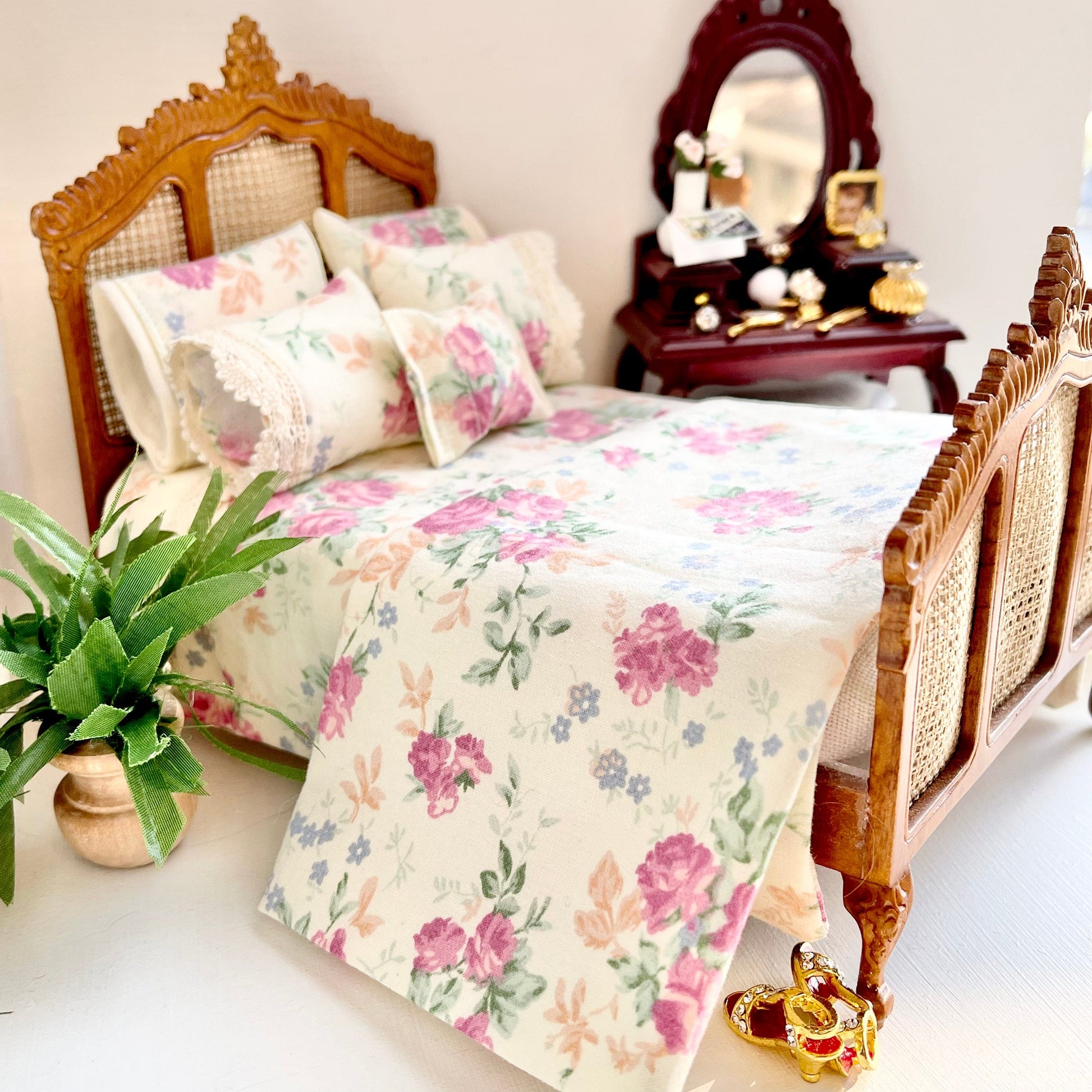 Chantallena Dollhouse Accessories double Country Weekend | Pale Yellow and Red Roses Cotton Bedding Set 1:12 Scale | Kaylyn